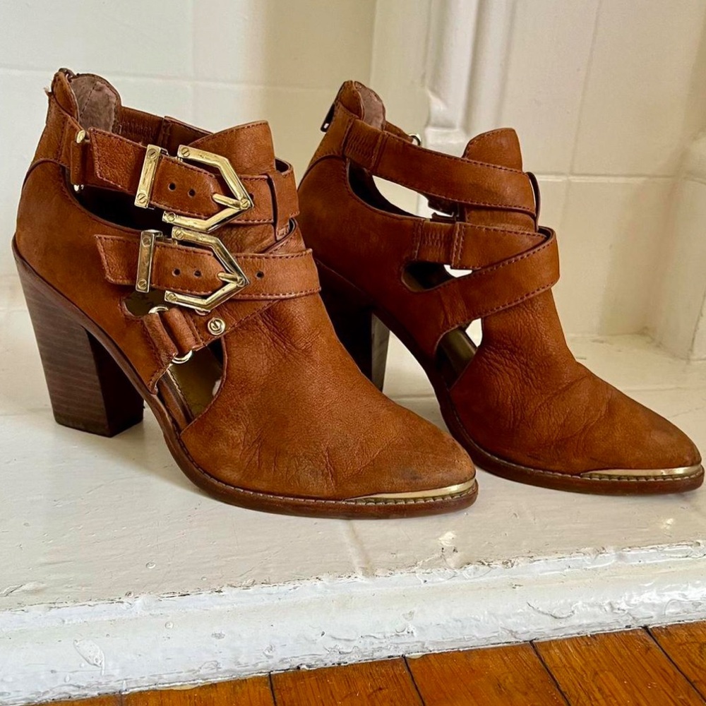 Gianni Bini Brown leather Murphee Hampton buckle boots size 9